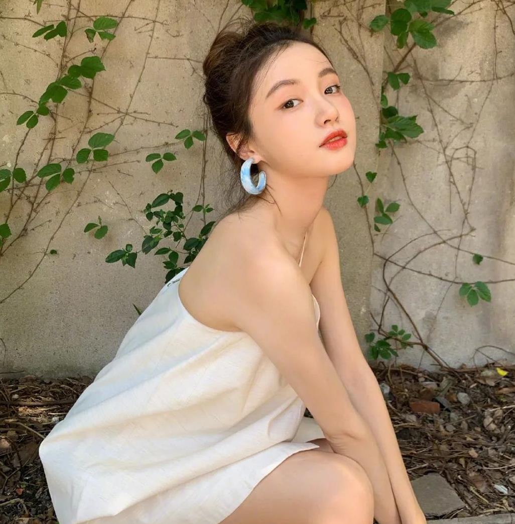 三个很明显“在意”，暗示女人背叛过，藏不住